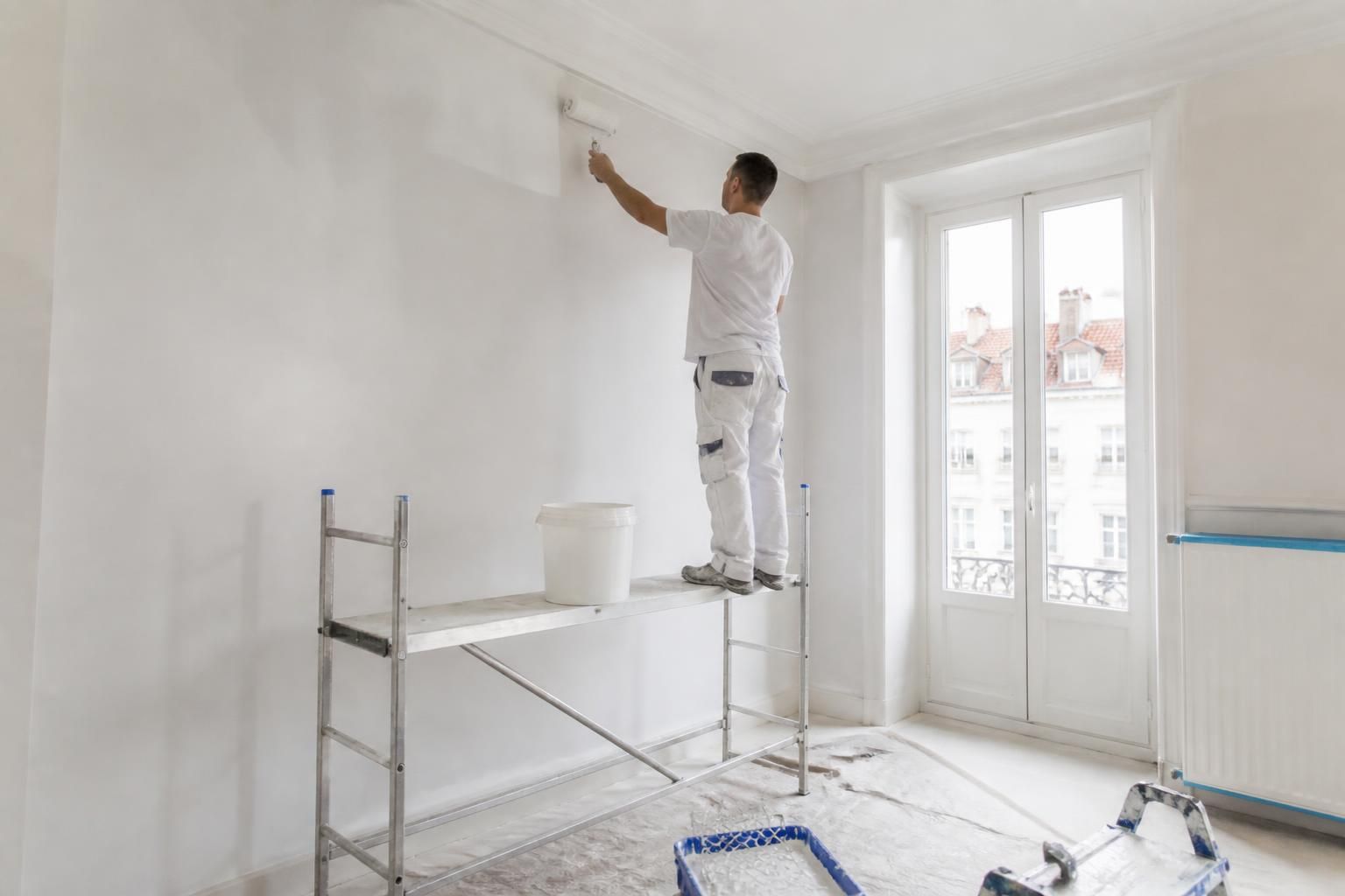 découvrez les tarifs horaires d'un peintre en bâtiment à lyon et les facteurs qui influencent le coût de vos travaux de peinture.